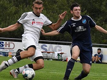 Luis Sandwall (links, TSV Bad Bocklet/Aschach) bleibt hier zwar gegen Markus Glas (SG Haard/Nüdlingen) am Ball. Im Testspiel der Orte vor den Toren Bad Kissingens setzte sich der Gast aber letztlich durch.  Foto: Hopf