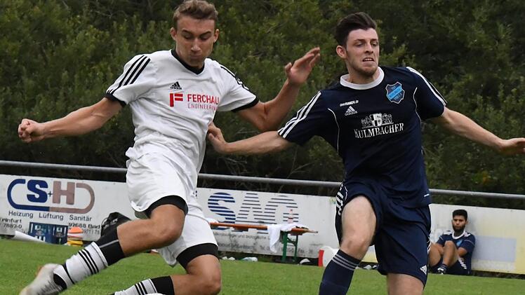 Luis Sandwall (links, TSV Bad Bocklet/Aschach) bleibt hier zwar gegen Markus Glas (SG Haard/Nüdlingen) am Ball. Im Testspiel der Orte vor den Toren Bad Kissingens setzte sich der Gast aber letztlich durch.  Foto: Hopf