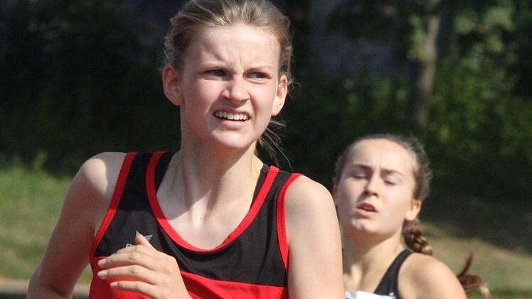 Mia Engel (vorne) vom TV Bad Brückenau verbesserte sich dank eines starken Laufes über die 800 Meter auf Platz drei der Siebenkampfwertung der Altersklasse W14. Auch Maxima Maiwald (dahinter) vom TV/DJK Hammelburg war flott über die 800 Meter unterwegs. Foto: Reinhold Nürnberger