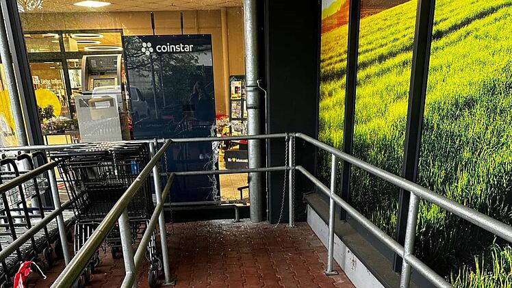 Aufgehebelter Geldautomat in Fürther Edeka-Filiale.
