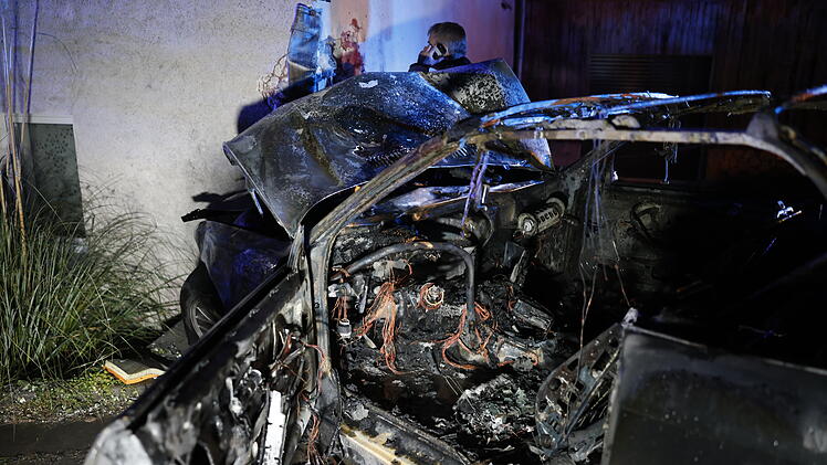 Unfall im Landkreis Führt: Auto fliegt in Hauswand und fängt zu brennen an