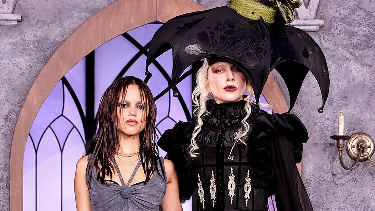 Lady Gaga (rechts, mit Jenna Ortega) spielt aktuell eine Gastrolle in der zweiten Staffel der Netflix-Serie "Wednesday".