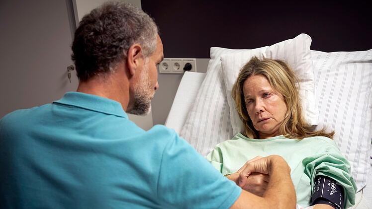 Nach ihrem Schlaganfall bekommt Sabine (Ann-Kathrin Kramer) erste Therapie-Einheiten vom Krankenhaus-Logop&auml;den (Makke Schneider).