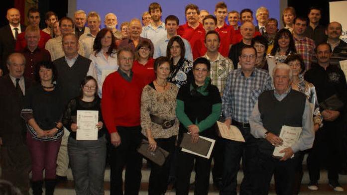 Die Jagd nach den Keilen hat im Landkreis Haßberge nicht nur Tradition, sondern eine starke Basis: Die Sport- und Freizeitkegler räumten in der vergangenen Saison nicht nur ihre Keile weg, sondern auch zahlreiche überregionale Titel. Dafür wurden sie bei der BLSV-Sportgala ausgezeichnet und standen alle einmal ganz oben auf dem Treppchen bei der Festveranstaltung. Fotos: Sabine Weinbeer