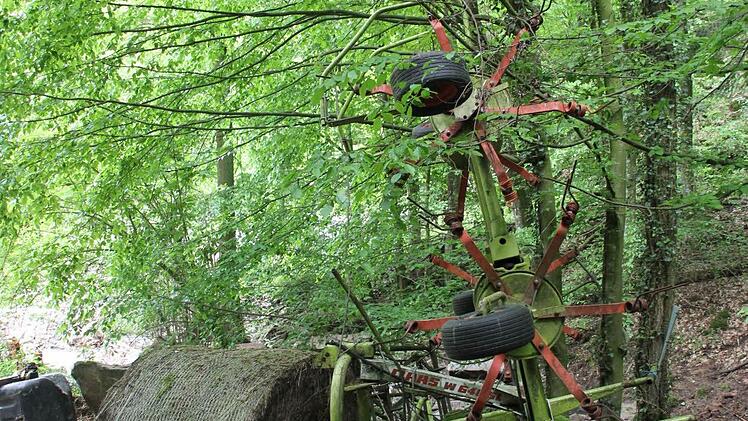 Ein landwirtschaftliches Gerät und ein Heuballen, beide von der Sturzflut in Mitleidenschaft gezogen.
