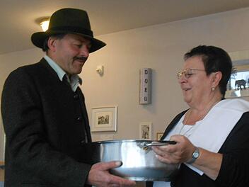 Kurt Hirnickel, Vorsitzender der Jagdgenossenschaft Euerdorf, überreichte einen Topf mit Rehfleisch an Gertie Martin-Schnapp, Leiterin des Altenheims "Haus der Familie" in Euerdorf.  Foto: Doris Bauer