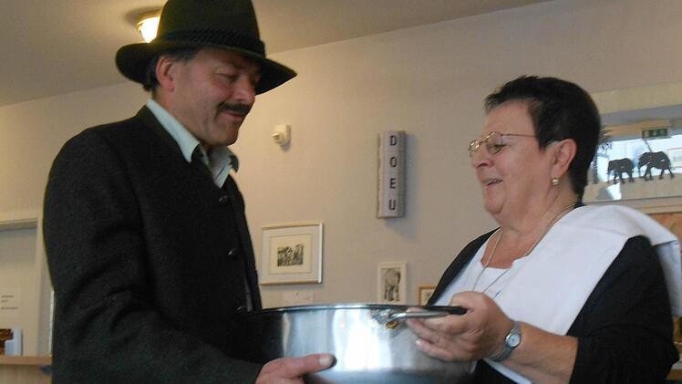Kurt Hirnickel, Vorsitzender der Jagdgenossenschaft Euerdorf, überreichte einen Topf mit Rehfleisch an Gertie Martin-Schnapp, Leiterin des Altenheims "Haus der Familie" in Euerdorf.  Foto: Doris Bauer