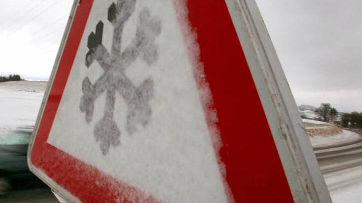 In der Nacht zum Donnerstag ist auf der B4 im Landkreis Bamberg der Anhänger eines Lastwagens umgekippt. Die Bundesstraße war stundenlang gesperrt. Symbolbild: dpa