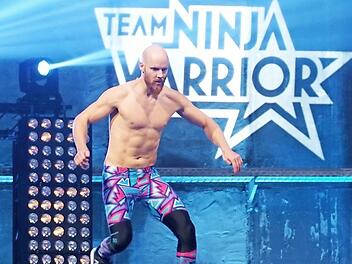 Tobias Hofmann kämpft sich durch den Parcours von "Team Ninja Warriors Germany"  Foto: RTL