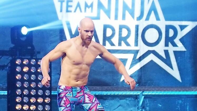 Tobias Hofmann kämpft sich durch den Parcours von "Team Ninja Warriors Germany"  Foto: RTL