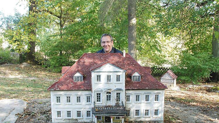 Dritter Bürgermeister Thomas Nowak und "sein" Bürglassschlösschen.Christiane Lehmann