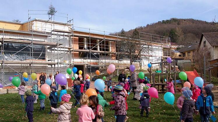 Die kleinen Geisfelder werden wohl noch bis Ende des Jahres in angemieteten Containern betreut werden, bis der Neubau (Hintergrund) fertiggestellt ist.  Foto: Andrea Spörlein