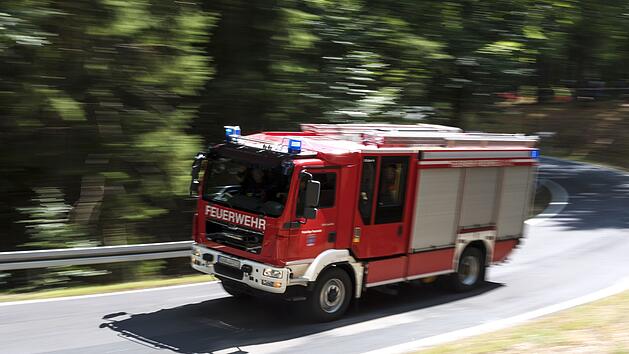 Heizpilz setzt nahe Franken Wohnhaus in Brand - Feuerwehrmann verletzt