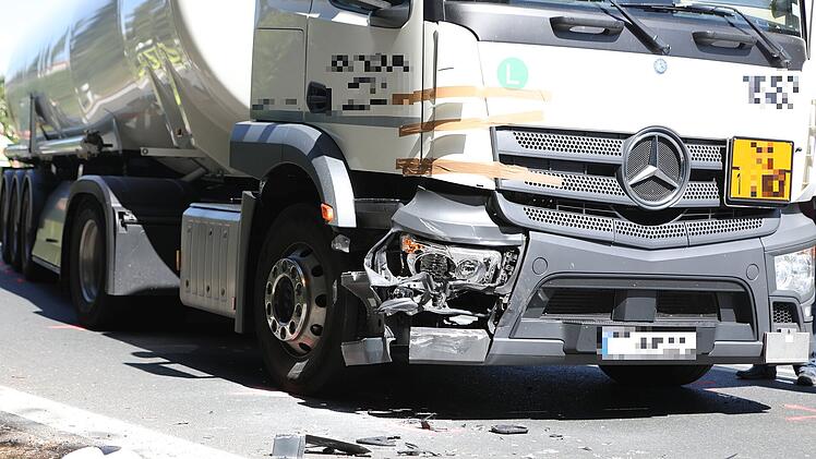 Biker kollidiert frontal mit Lastwagen: Motorradfahrer schwer verletzt