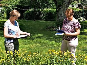 Die Zertifizierung der Naturgärten nahmen (von links) Beate Singhartinger und Melanie Hohner vor. Foto: Gerd Fleischmann