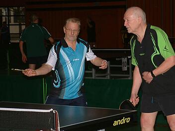 Zweifacher Titelträger in der AK 65 wurde Wolfgang Weidner (rechts) von der SG Neuses. Im Doppel stand an seiner Seite Dieter Barobek von der TS Kronach.Fotos: Hans Franz