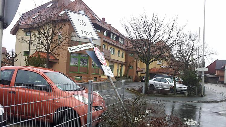 Die Halterin dieses Autos in Hannberg hatte Glück, dass ein Zaun das umgewehte Straßenschild gestützt hat. Foto: Stefan Reinmann