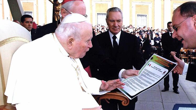 2004 überreichte Dekan Kemmer (rechts) Papst Johannes Paul II. die Höchstadter Friedenserklärung Foto: FT-Archiv