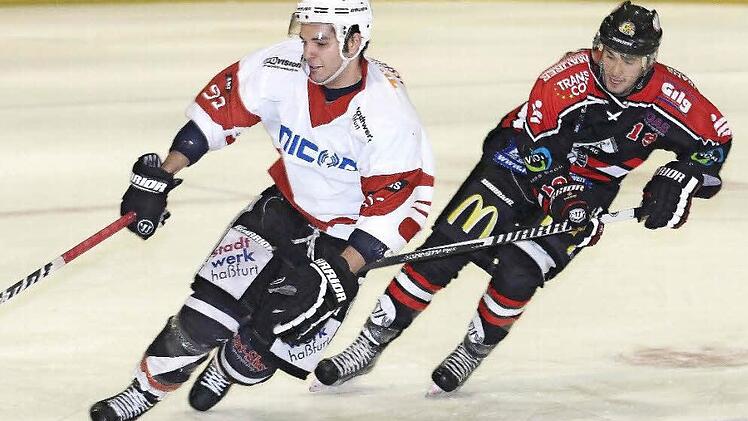 Ersatzkapitän Dennis Friedberger (links) war bei der 5:1-Niederlage der "Hawks" beim EV Lindau nicht nur der beste Spieler bei den Haßfurtern. Zusammen mit Pavel Weiß und Marcel Schorr war er zudem nur einer von drei etatmäßigen Verteidigern. Foto: Ralf Naumann
