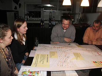 Jasmin Hofmann (links) aus Augsburg und Sabrina Puskeiler aus Lage in Nordrhein-Westfalen studieren an der Universität Bayreuth Geografie - und erforschen das Nahwärmenetz Marktschorgast, obwohl es noch nicht einmal realisiert ist. Foto: Sonja Adam