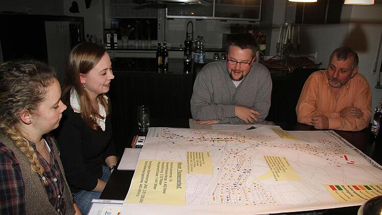 Jasmin Hofmann (links) aus Augsburg und Sabrina Puskeiler aus Lage in Nordrhein-Westfalen studieren an der Universität Bayreuth Geografie - und erforschen das Nahwärmenetz Marktschorgast, obwohl es noch nicht einmal realisiert ist. Foto: Sonja Adam