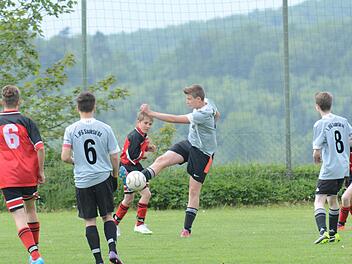 Die U15 der JFG Saaletal 04 im Turnier gegen die DJK Oehrberg: Spielführer Luca Biemüller (Nr. 6) und Jannis Bech (Nr. 8) beobachten die Aktion eines Mitspielers. Foto: Archiv Sport