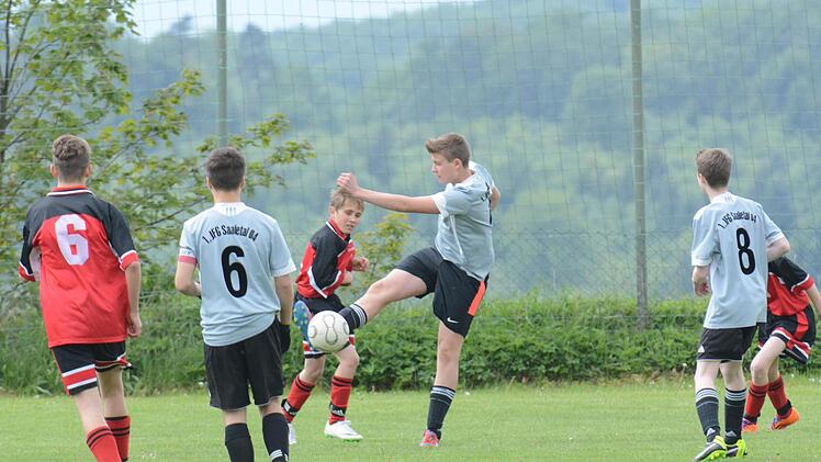 Die U15 der JFG Saaletal 04 im Turnier gegen die DJK Oehrberg: Spielführer Luca Biemüller (Nr. 6) und Jannis Bech (Nr. 8) beobachten die Aktion eines Mitspielers. Foto: Archiv Sport