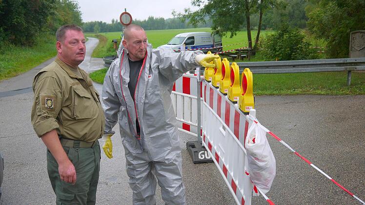 Lagebesprechung: Heinrich Bernhard Scho (links) und sein Kollege Stefan Keemann beraten an der Absperrung vor der Eselsbrücke, wie es mit den Aufräumungsarbeiten weitergehen soll.Fotos: Berthold Köhler