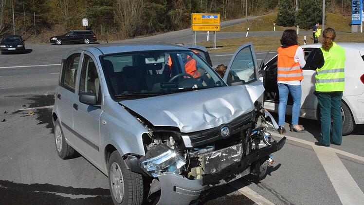 In diesem Fiat wollte der 70-Jährige die Bundesstraße 303 überqueren. Das missglückte gründlich. Fotos: Gerhard Schmidt