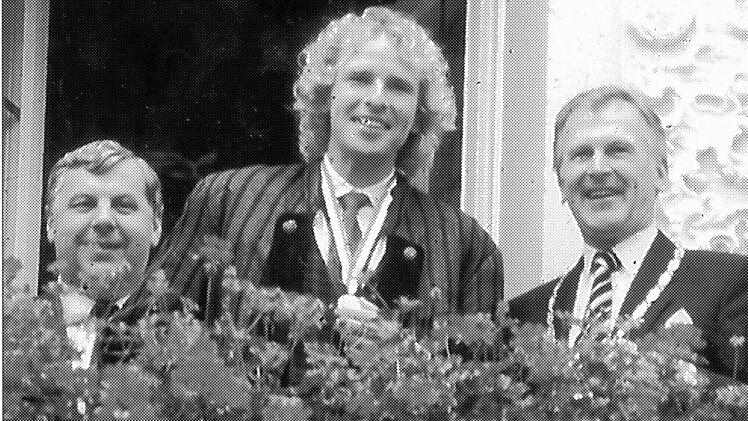 Flankiert von OB Dr. Erich Stammberger (rechts/†) und Landrat Herbert Hofmann (†) zeigt sich Thomas Gottschalk 1987 mit soeben verliehener Stadtmedaille auf dem Kulmbacher Rathausbalkon. Foto: Bayerische Rundschau