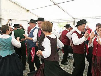 Der Tanz zum erntedankfest gehörte selbstverständlich in Krausenbechhofen dazu.  Foto: Evi Seeger