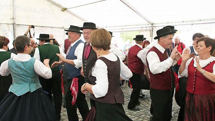 Der Tanz zum erntedankfest gehörte selbstverständlich in Krausenbechhofen dazu.  Foto: Evi Seeger