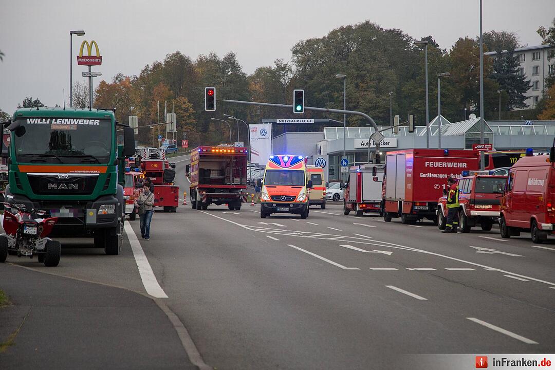 Lkw kracht in Autohaus bei Meiningen - 1 Toter und mehrere Verletzte
