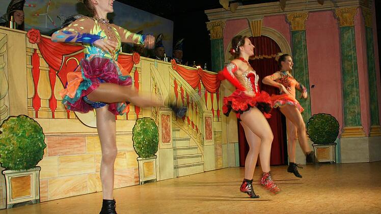 Die Funkenmariechen Leonie, Sabrina und Sophie in Aktion. Foto: Joseph Beck