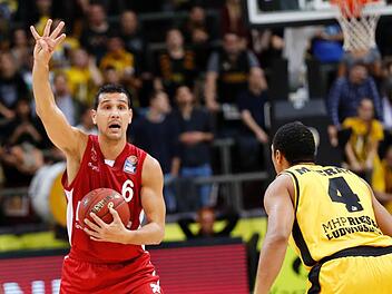 Szene aus dem Aufeinandertreffen im Oktober: Nikos Zisis (Brose Bamberg, links) und David McCray (MHP Riesen Ludwigsburg). Brose Bamberg erwartet die MHP Riesen Ludwigsburg am Mittwochabend in der Brose Arena. Foto: Daniel L&ouml;b