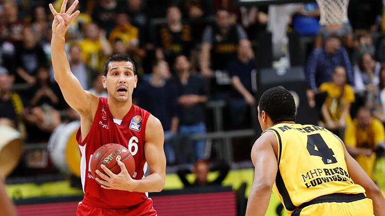Szene aus dem Aufeinandertreffen im Oktober: Nikos Zisis (Brose Bamberg, links) und David McCray (MHP Riesen Ludwigsburg). Brose Bamberg erwartet die MHP Riesen Ludwigsburg am Mittwochabend in der Brose Arena. Foto: Daniel L&ouml;b