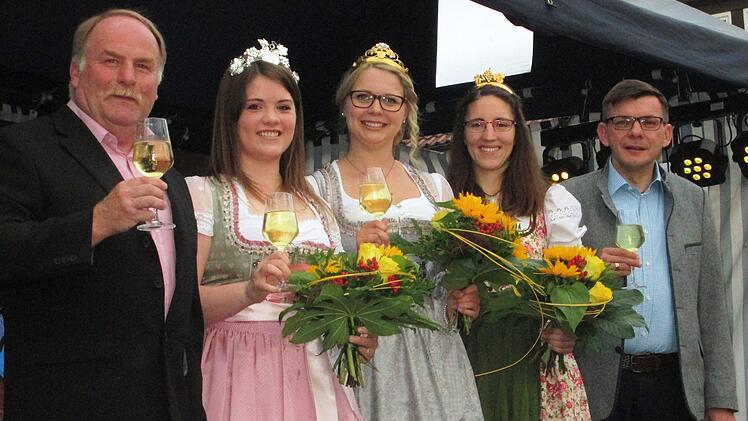 Die gute Laune steht ihnen ins Gesicht geschrieben: (v. l.) FC-Vorsitzender Andreas Ruppert, die drei Weinprinzessinnen Annika Kuchenbrod, Mirjam Gössmann-Schmitt und Marlene Büttner sowie Bürgermeister Armin Warmuth. Foto: Winfried Ehling