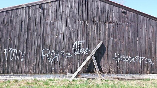 Die beschmierte Feldscheune bei Adelsdorf. Lassen sich hier R&uuml;ckschl&uuml;sse auf die T&auml;ter ziehen?  Foto: A. Dorsch