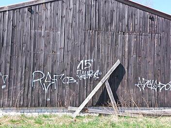 Die beschmierte Feldscheune bei Adelsdorf. Lassen sich hier Rückschlüsse auf die Täter ziehen?  Foto: A. Dorsch