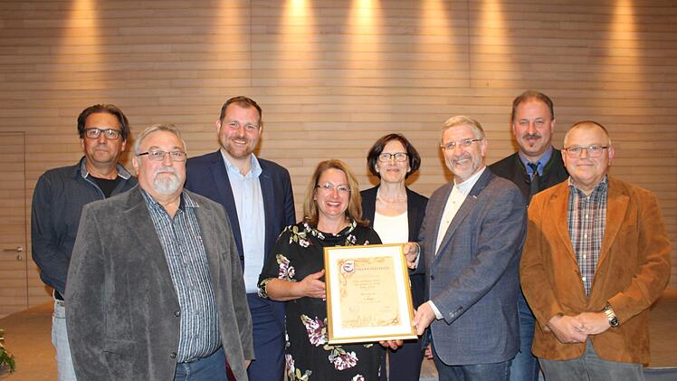 Nach der Siegerehrung beim Kreiswettbewerb freuen sich (von links): Thomas Neder, Helfried Schleicher, Martin Mittag, Petra Grell, Christine Heider, Michael Busch, Frank Weber und Harald Endert.Foto: Cindy Dötschel