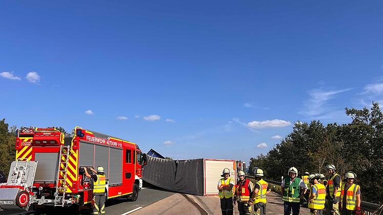 Mit 20 Tonnen Fließen beladen: Laster kippt auf Autobahn um