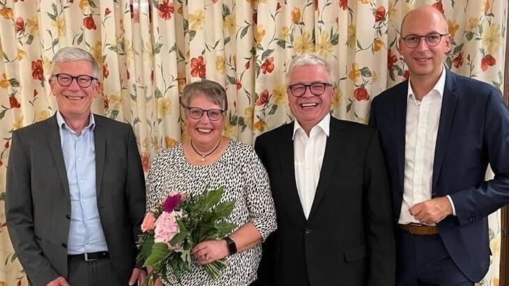 Anton Koch (Zweiter von rechts) mit seiner Partnerin Erika Koch und den beiden Bankvorständen Jürgen Klubertanz (links) und Rainer Geis (rechts) bei der offiziellen Abschiedsfeier.