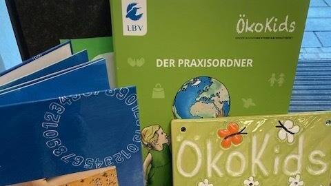 Die Urkunde und die Auszeichnungsplakette liegen zur Zeit in der Kita aus.