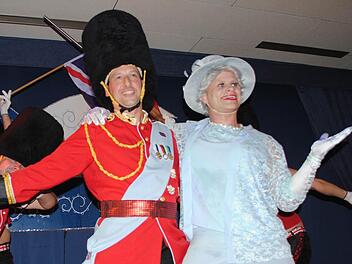 Majestätisch aus Fuchsstadt: Unter englischer Führung der Queen, tanzten die Soldaten elegant, stilvoll und mit viel Rhythmus im Blut mit James Bond. Fotos: privat