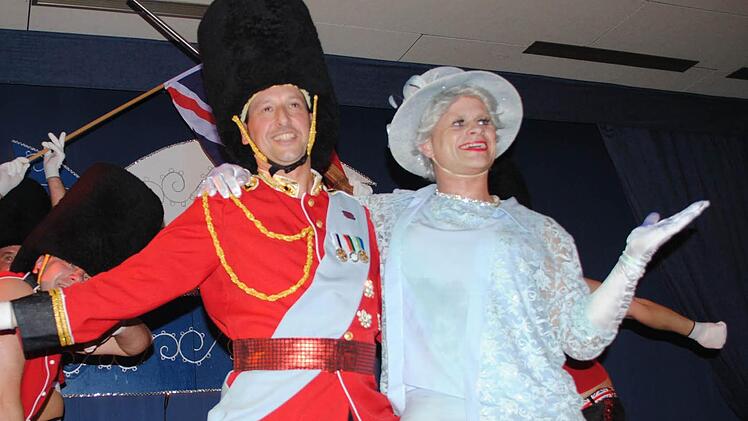 Majestätisch aus Fuchsstadt: Unter englischer Führung der Queen, tanzten die Soldaten elegant, stilvoll und mit viel Rhythmus im Blut mit James Bond. Fotos: privat