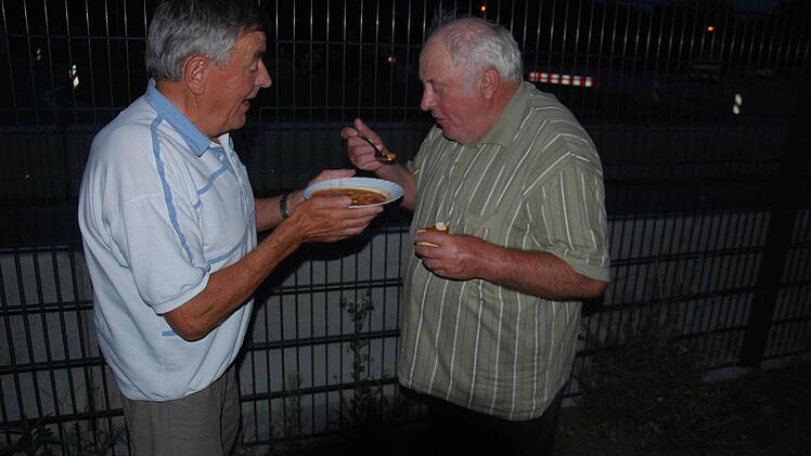 Arthur Schmitt und Theo Heilmann lassen sich den Schaschliktopf schmecken.