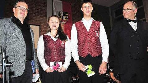 Flötistin Jasmin Lauterbach und Trompeter Fabian Einwag wurden mit dem Leistungsabzeichen in Gold ausgezeichnet.