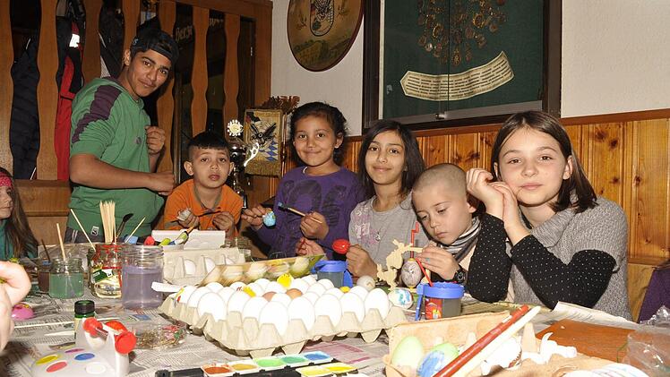 Wer kommt aus Reiterswiesen, wer aus Albanien oder Serbien. Beim gemeinsamen Basteln der Kinder konnte man kaum einen Unterschied feststellen. Foto: Klopf