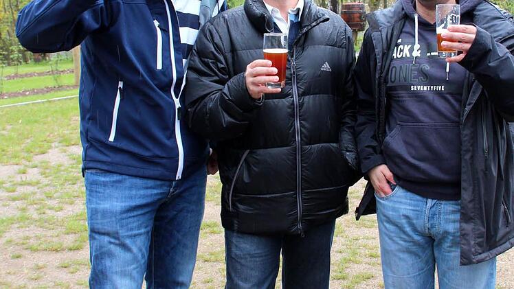 Boris, Elisio und Celso (von links) stießen gemeinsam an. Foto: Johann Blum