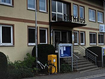 Die Gemeinde Pfarrweisach kommt mit knapp 50 000 Euro davon, wenn das Rathaus in Pfarrweisach (unser Bild) energetisch saniert wird. Knapp 300 000 Euro kostet die Maßnahme, wofür es das meiste Geld von der Regierung von Unterfranken gibt. Foto: Simon Albrecht